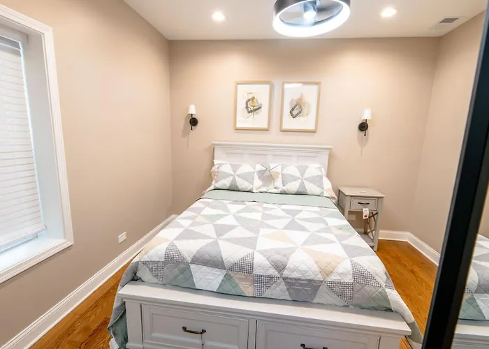 Luxury 9 Bedroom Mins From Downtown And The Chicago