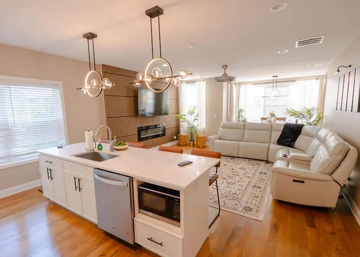 Luxury 9 Bedroom Mins From Downtown And The *
