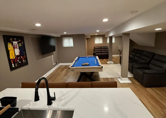 Luxury 9 Bedroom Mins From Downtown And The Chicago