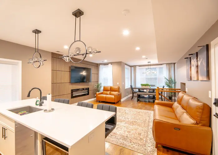 Luxury 9 Bedroom Mins From Downtown And The Villa *