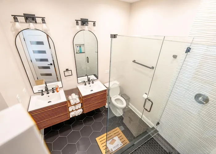 Luxury 9 Bedroom Mins From Downtown And The *