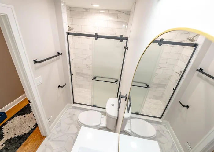 Luxury 9 Bedroom Mins From Downtown And The Villa Chicago