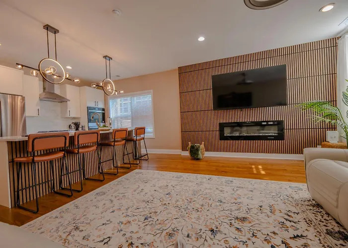 Luxury 9 Bedroom Mins From Downtown And The Villa