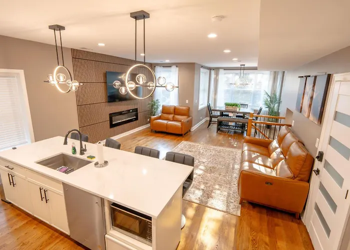 Luxury 9 Bedroom Mins From Downtown And The Villa