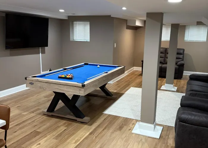 Luxury 9 Bedroom Mins From Downtown And The
