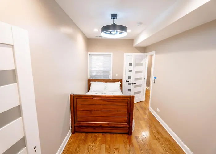 Luxury 9 Bedroom Mins From Downtown And The Chicago