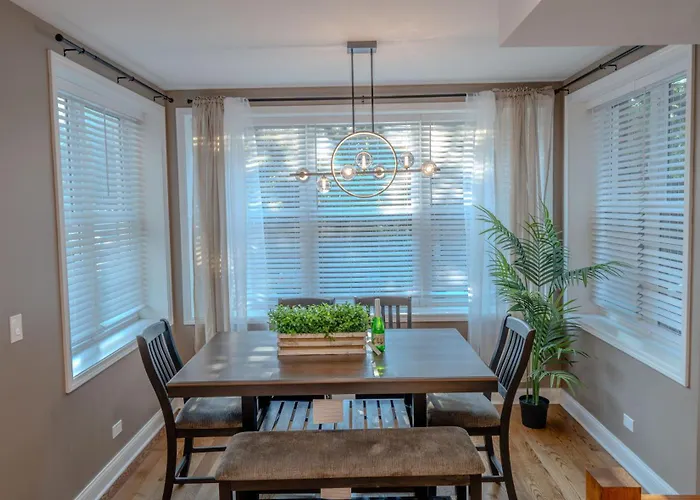 Luxury 9 Bedroom Mins From Downtown And The Chicago