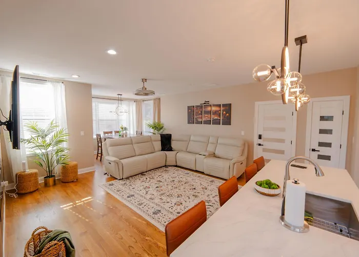 Luxury 9 Bedroom Mins From Downtown And The *