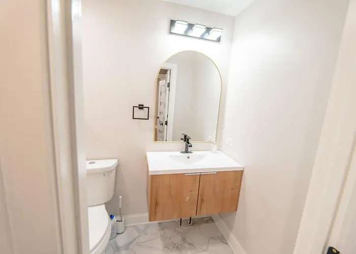 Luxury 9 Bedroom Mins From Downtown And The Chicago