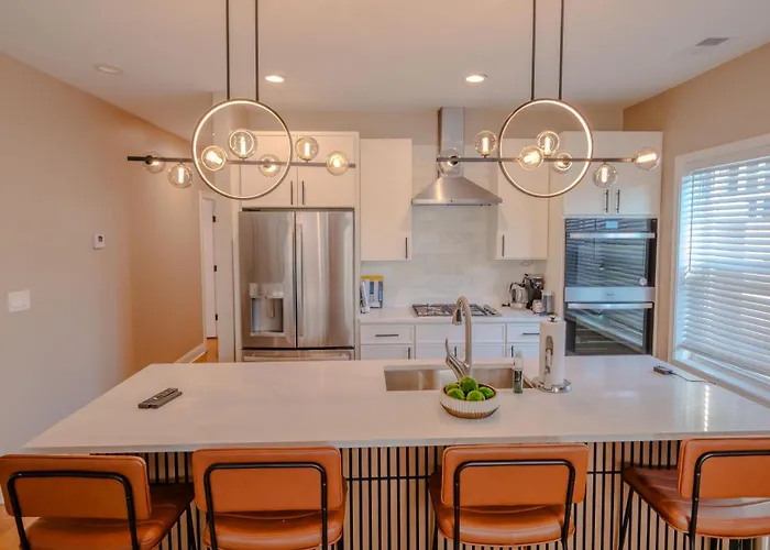 Luxury 9 Bedroom Mins From Downtown And The Chicago