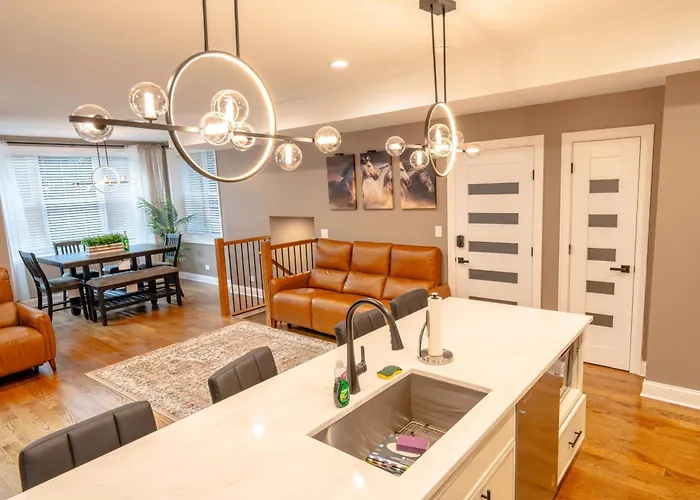 Luxury 9 Bedroom Mins From Downtown And The Villa Chicago