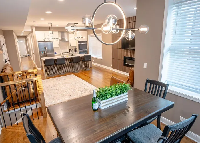 Luxury 9 Bedroom Mins From Downtown And The