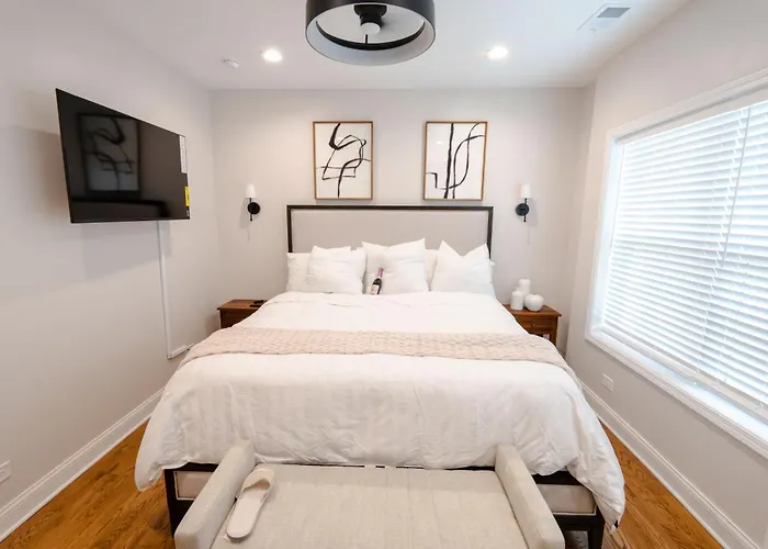 Luxury 9 Bedroom Mins From Downtown And The Chicago