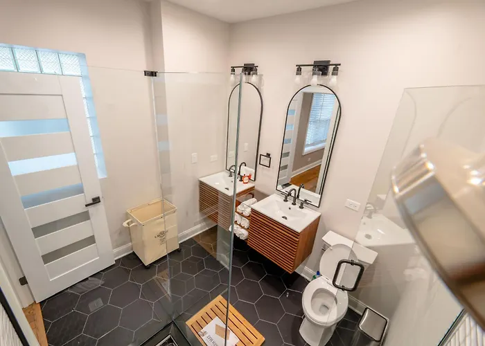 Luxury 9 Bedroom Mins From Downtown And The Villa Chicago
