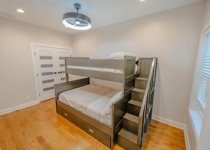 Luxury 9 Bedroom Mins From Downtown And The Villa Chicago
