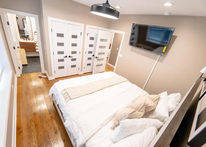Luxury 9 Bedroom Mins From Downtown And The Chicago