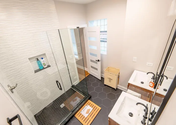 Luxury 9 Bedroom Mins From Downtown And The Villa Chicago