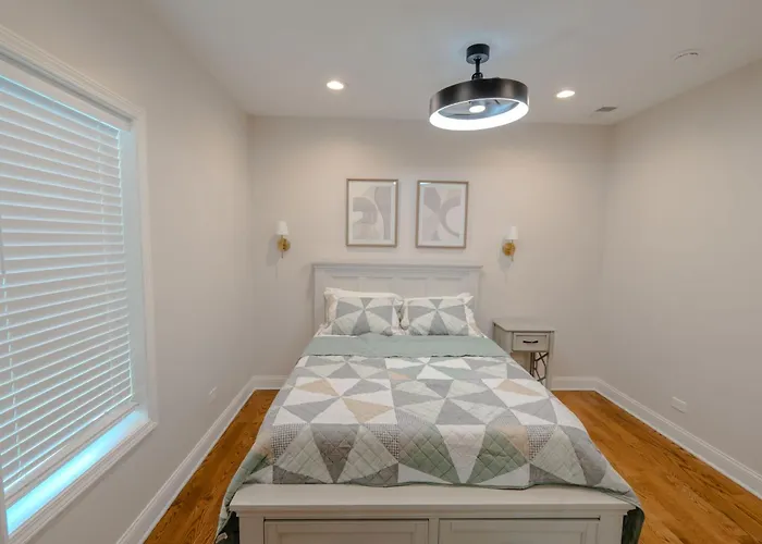 Luxury 9 Bedroom Mins From Downtown And The Chicago